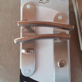 Door handles with closing mechanism